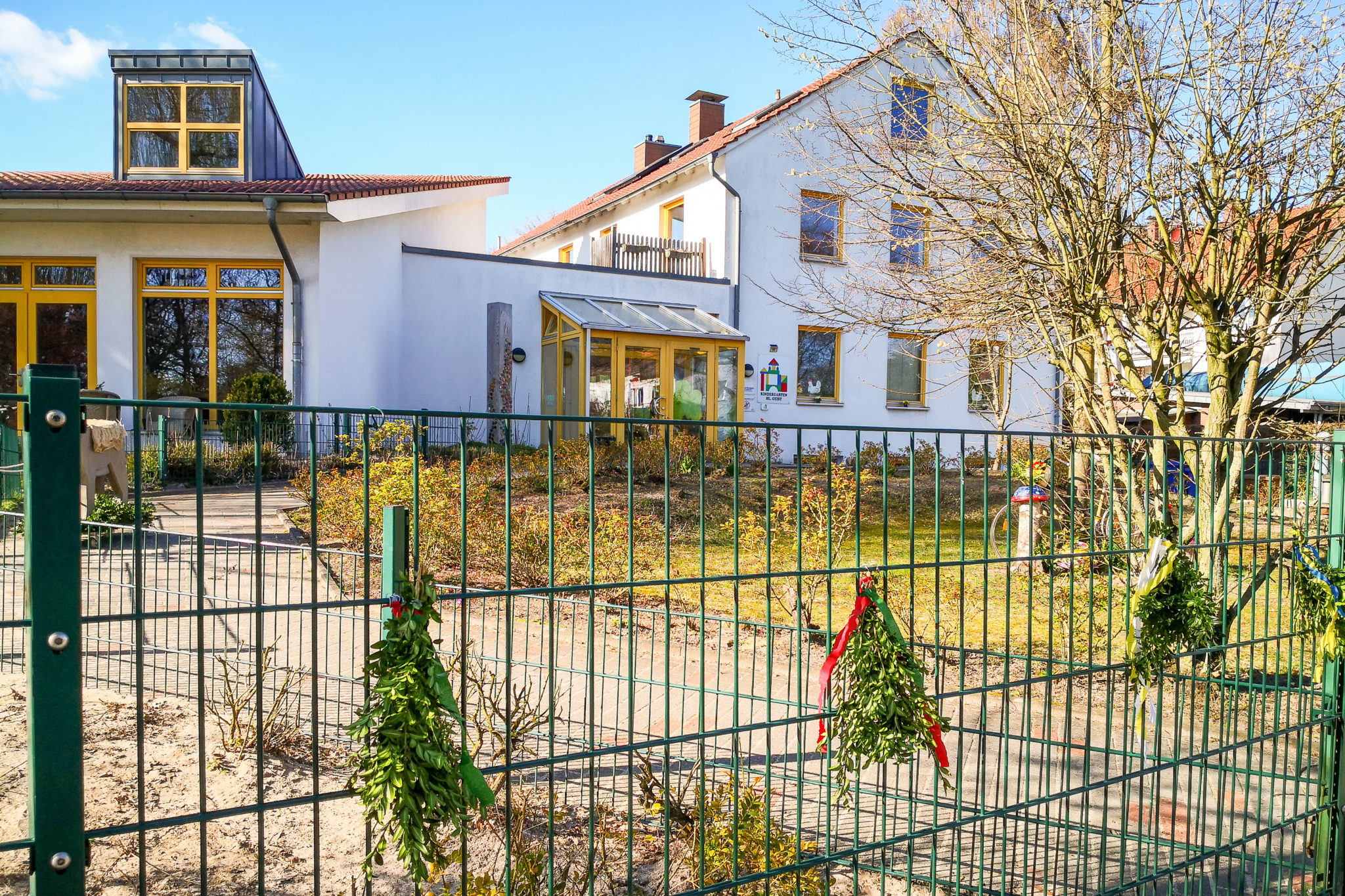 Wir haben uns überlegt, den Zaun trotzdem mit Buchsbaumzweigen zu schmücken um an den Einzug in Jerusalem zu erinnern. Sie alle sind eingeladen, in der Karwoche, auf einem Ihrer Spaziergänge, einen geschmückten Buchsbaumzweig vom Zaun zunehmen. Nehmen Sie ihn als Symbol der Vorbereitung auf Ostern und als kleinen Gruß der Mitarbeiterinnen an Sie und Ihre Kinder.