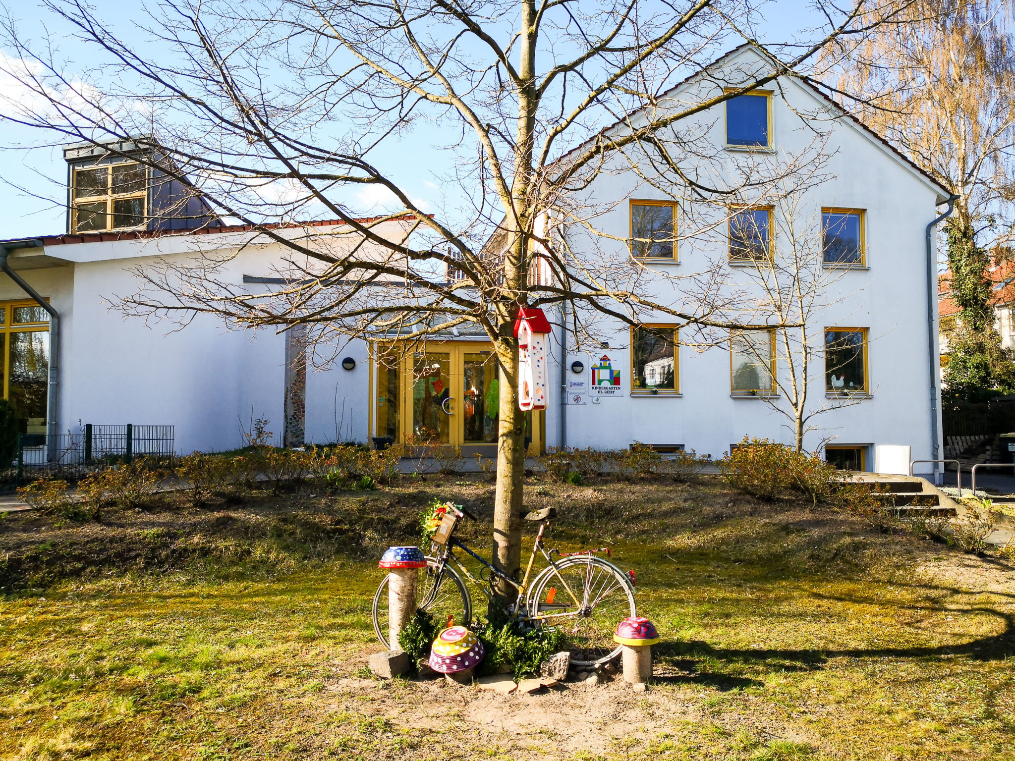Wir haben uns überlegt, den Zaun trotzdem mit Buchsbaumzweigen zu schmücken um an den Einzug in Jerusalem zu erinnern. Sie alle sind eingeladen, in der Karwoche, auf einem Ihrer Spaziergänge, einen geschmückten Buchsbaumzweig vom Zaun zunehmen. Nehmen Sie ihn als Symbol der Vorbereitung auf Ostern und als kleinen Gruß der Mitarbeiterinnen an Sie und Ihre Kinder.